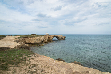 Panorama della scogliera con un arco naturale prima di San Foca, borgo marinaro lungo il Cammino...