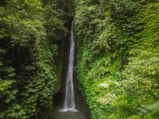 Fototapete Wasserfälle Aerial drone view of Leke leke waterfall in Tabanan, Bali, Indonesia  © Febriana
