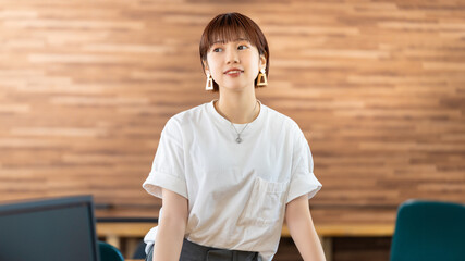 ショートカットの若い日本人ビジネスウーマン