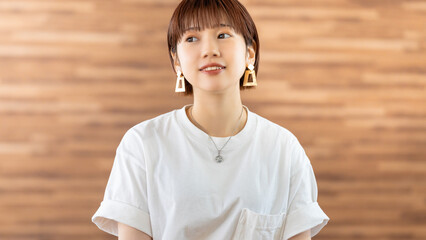 ショートカットの若い日本人ビジネスウーマン