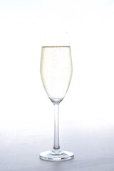 よく冷えたシャンパン（スパークリングワイン）が注がれたフルートグラス
