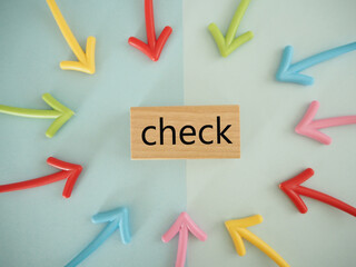 カラフルな矢印に囲まれたcheckの文字