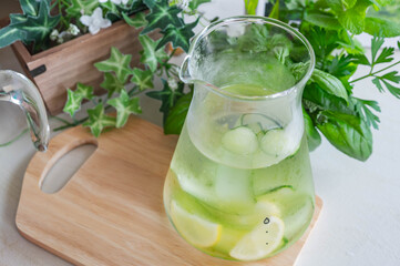 キュウリとレモンのデトックスウォーター　