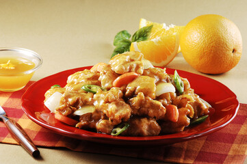 윤기가 나는 소스에 맛에게 튀겨진 닭으로 만들어진 탕수육.