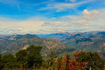 Montagnes du sud de la France vu depuis le sommet du mont Vial &agrave; 1600 m&egrave;tre d'altitude