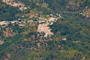 Fototapeta premium village de l'arrière pays Niçois dans les alpes maritimes en France du sud vu depuis le mont Vial à 1600 mètre d'altitude