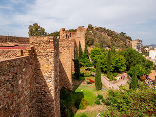 Fototapeta premium Les fortifications de l'Alcazaba de Malaga et le chemin de radonnée attenant vers le chateau de Gibralfaro