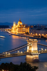 Obraz premium panorama of Central Budapest in the evening, with Parliament and Chain Bridge