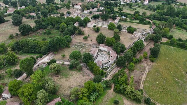 Parco archeologico di Saepinum o Sepino, Altilia, Campobasso, Molise, Italia.
Ripresa aerea dell'area archeologica con i resti delle fortificazioni sannitiche