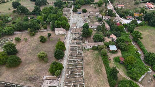 Parco archeologico di Saepinum o Sepino, Altilia, Campobasso, Molise, Italia.
Ripresa aerea dell'area archeologica con i resti delle fortificazioni sannitiche