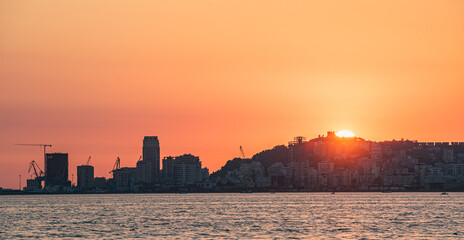 Fototapeta premium Golden hour sunset at the beach 