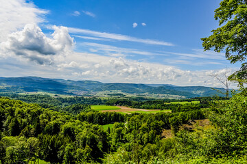 Naklejka premium Dorf Blauen, Blauen, Wanderweg, Landwirtschaft, Wiesen, Felder, Obstbäume, Blaueberg, Blauenpass, Hügel, Wald, Waldweg, Laufental, Birstal, Baselland, Sommer, Schweiz