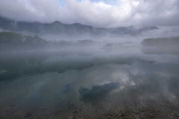 朝もやに包まれた大正池　上高地