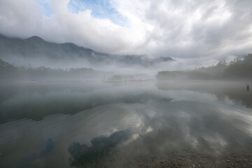 Fototapeta premium 朝もやに包まれた大正池 上高地