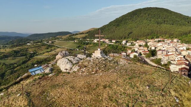 Monte il Castello, morgia del castello. Pietrabbondante, Isernia, Molise, Italia.
Ripresa aerea dei resti della Rocca dei Conti Borrello, arroccata sulle rocce della Morgia della Croce.