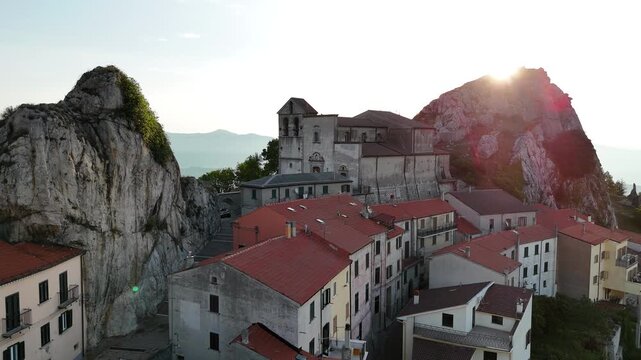 Chiesa madre di Santa Maria Assunta, Pietrabbondante, Isernia, Molise, Italia.
Ripresa aerea della chiesa incastonata fra le rocce presso la Morgia della Croce.