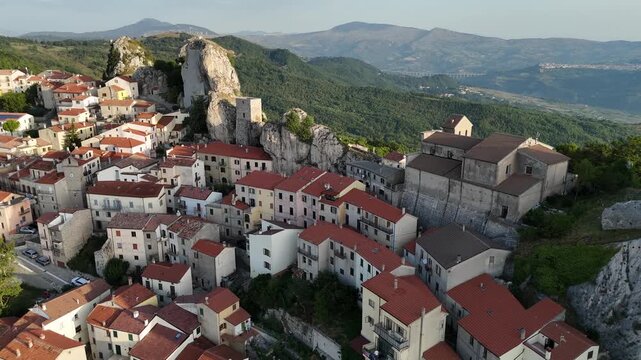 Pietrabbondante, Isernia, Molise, Italia.
Ripresa aerea di Pietrabbondante, piccolo borgo incastonato fra enormi massi detti "Morge" ai piedi del monte Saraceno.