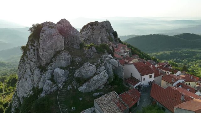 Pietrabbondante, Isernia, Molise, Italia.
Ripresa aerea di Pietrabbondante, piccolo borgo incastonato fra enormi massi detti "Morge" ai piedi del monte Saraceno.