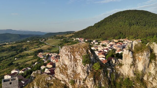 Pietrabbondante, Isernia, Molise, Italia.
Ripresa aerea di Pietrabbondante, piccolo borgo incastonato fra enormi massi detti "Morge" ai piedi del monte Saraceno.