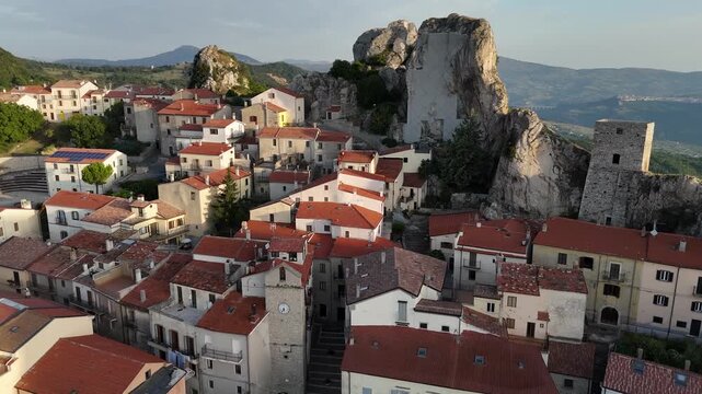 Pietrabbondante, Isernia, Molise, Italia.
Ripresa aerea di Pietrabbondante, piccolo borgo incastonato fra enormi massi detti "Morge" ai piedi del monte Saraceno.