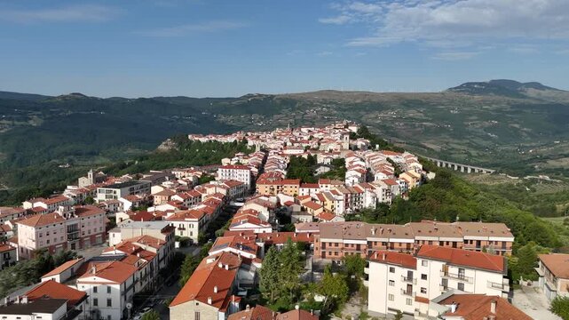 Vista aerea di Agnone, Isernia, Molise, Italia.
Ripresa aerea del centro storico di Agnone, meta turistica del centro Italia famosa per la costruzione delle campane delle chiese.