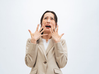 びっくりする女性ビジネスパーソン