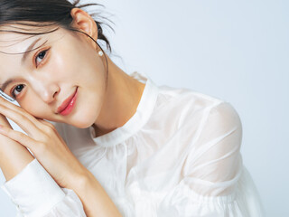 おしゃれな女性の美容・スキンケアイメージ