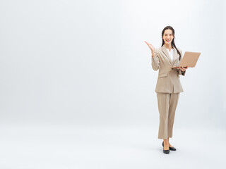 ノートパソコンを持って案内する女性ビジネスパーソン