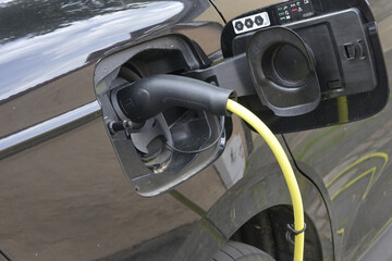 e-auto an ladestation