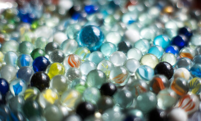 Kolorowe szklane kulki.