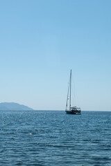 Obraz premium Excursion and fishing boats anchored in the sea. Boats anchored in the bay. Green bays of Antalya. Boat bays in Fethiye. Boats anchored in the marina in Fethiye.