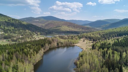 Obraz premium Stunning panoramic view of river surrounded by green hills on a sunny day.