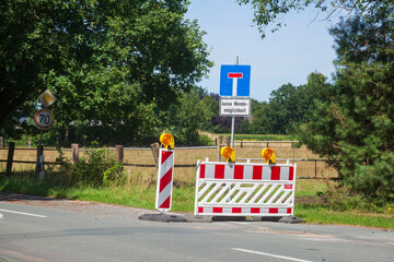 Absperrrung an einer Landstraße wegen Bauarbeiten