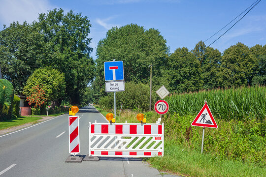 Absperrrung an einer Landstra&szlig;e wegen Bauarbeiten