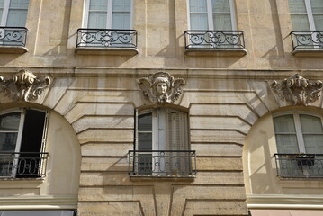 Fen&ecirc;tre &agrave; mascaron &agrave; Paris. France