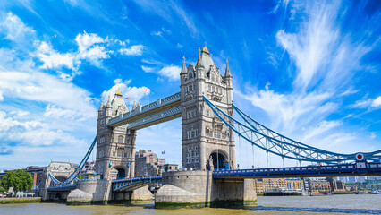 Obraz premium Tower Bridge, Londres em dia ensolarado de 2024 com nuvens brancas e cores dramáticas. 