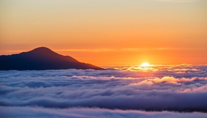 Obraz premium Sunrise Over a Sea of Clouds: Majestic Mountain Peak View