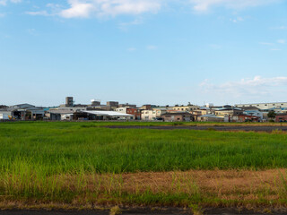 Obraz premium 八尾空港周辺に建つ町工場の風景