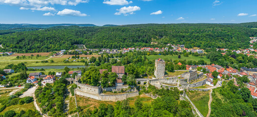 Ausblick auf die historische Burganlage von Pappenheim im Naturpark Altmühltal