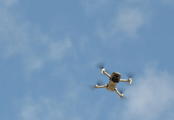 Drone dans ciel bleu