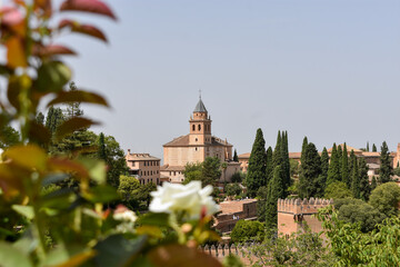 Fototapeta premium Espléndida vista de la Alhambra, uno de los destinos turísticos más icónicos de España. La imagen captura la majestuosidad de este histórico complejo, situado en la hermosa ciudad de Granada.