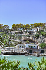 Obraz premium Una cala en Mallorca, con formaciones rocosas y aguas cristalinas. 