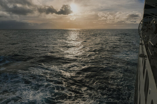 Fototapeta Breathtaking panoramic ocean views from outdoor deck of legendary ocean liner cruiseship cruise ship Queen Mary 2 during transatlantic crossing with sunset