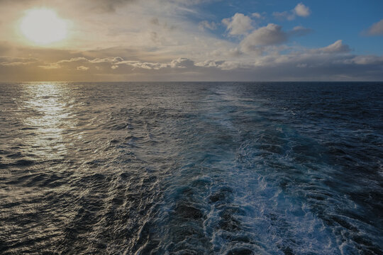Fototapeta Breathtaking panoramic ocean views from outdoor deck of legendary ocean liner cruiseship cruise ship Queen Mary 2 during transatlantic crossing with sunset