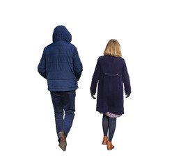 Couple adulte de 30 à 40 ans vu de dos marchant en tenue d’hiver, homme avec capuche relevée et...