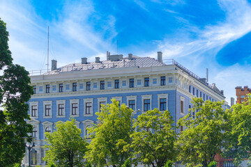 Obraz premium Blue apartment building