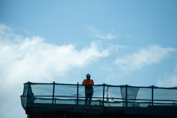 Trabajador de la obra del metro de panama Oeste toma un descanso bajo el sol abrasador para seguir con sus labores