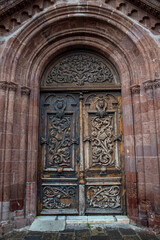 Puerta antigua, arquitectura, piedra tallada, arcos, madera tallada, viejo, enramado, garigoles, flores talladas