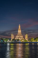 Fototapeta premium Wat Arun Ratchawararam (the Temple of Dawn) at night, Bangkok, Thailand