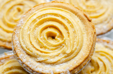 Fototapeta premium A pastry with a swirl of frosting on top